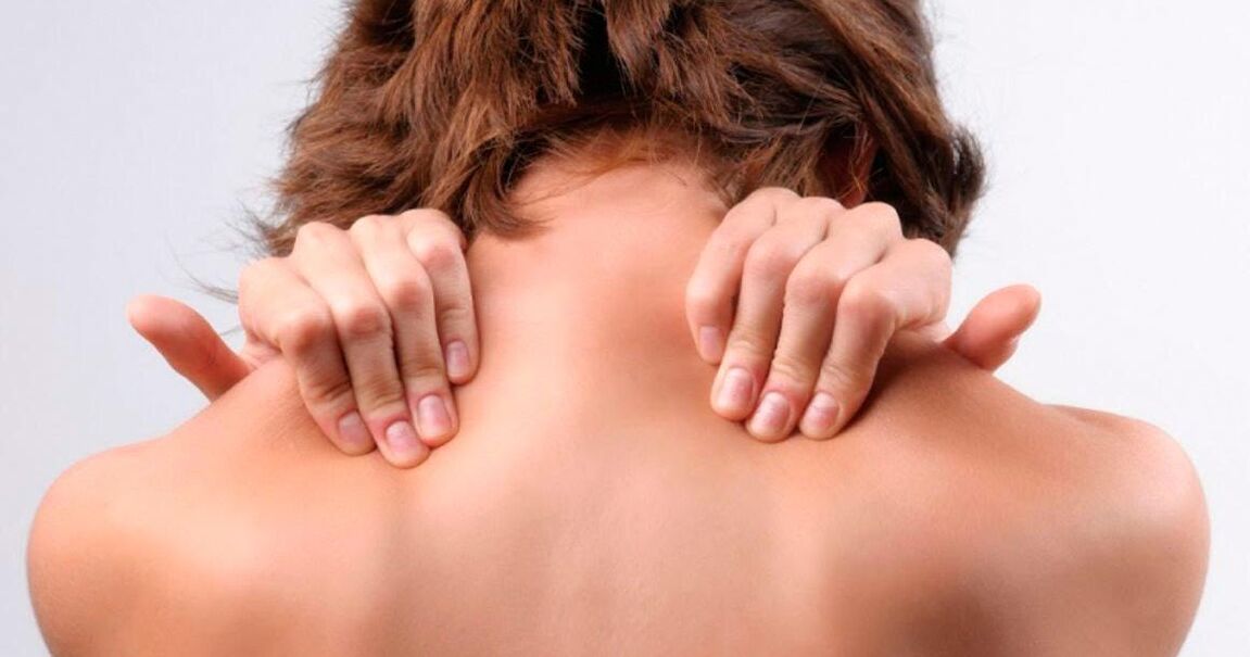 El cuello con osteocondrosis se debe masajear con ambas manos y al mismo tiempo con los hombros. 