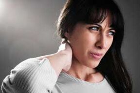 Osteocondrosis cervical en una mujer