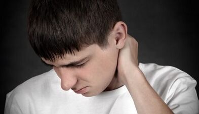 ¿Cómo se manifiesta la osteocondrosis cervical en los hombres