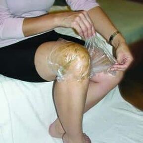 Compresa terapéutica para la articulación de la rodilla.