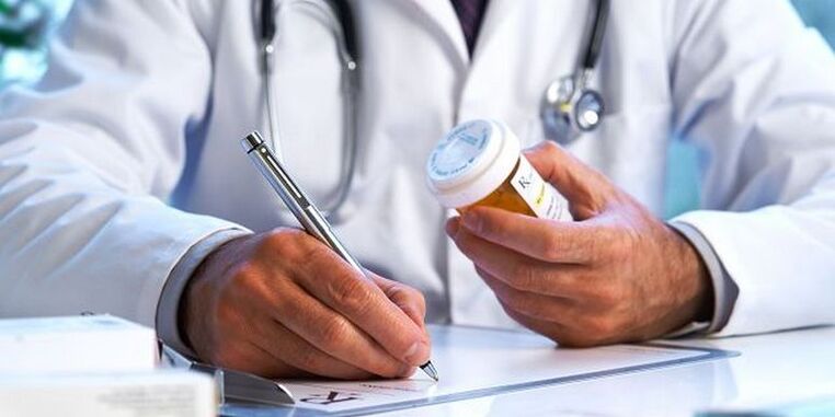 El médico prescribe medicamentos para el tratamiento de la osteocondrosis. 