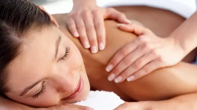 El masaje y la osteopatía ayudarán a curar la osteocondrosis cervical. 