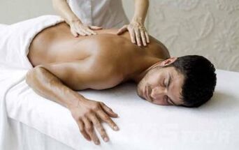 El masaje es uno de los métodos de tratamiento de la osteocondrosis cervical. 